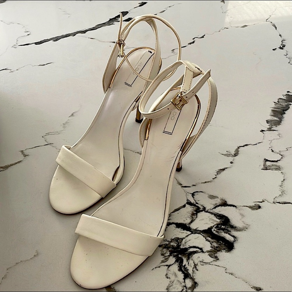 4/$50 Aldo Off-White/Cream Colored Kitten Heels with Gold Embellishment